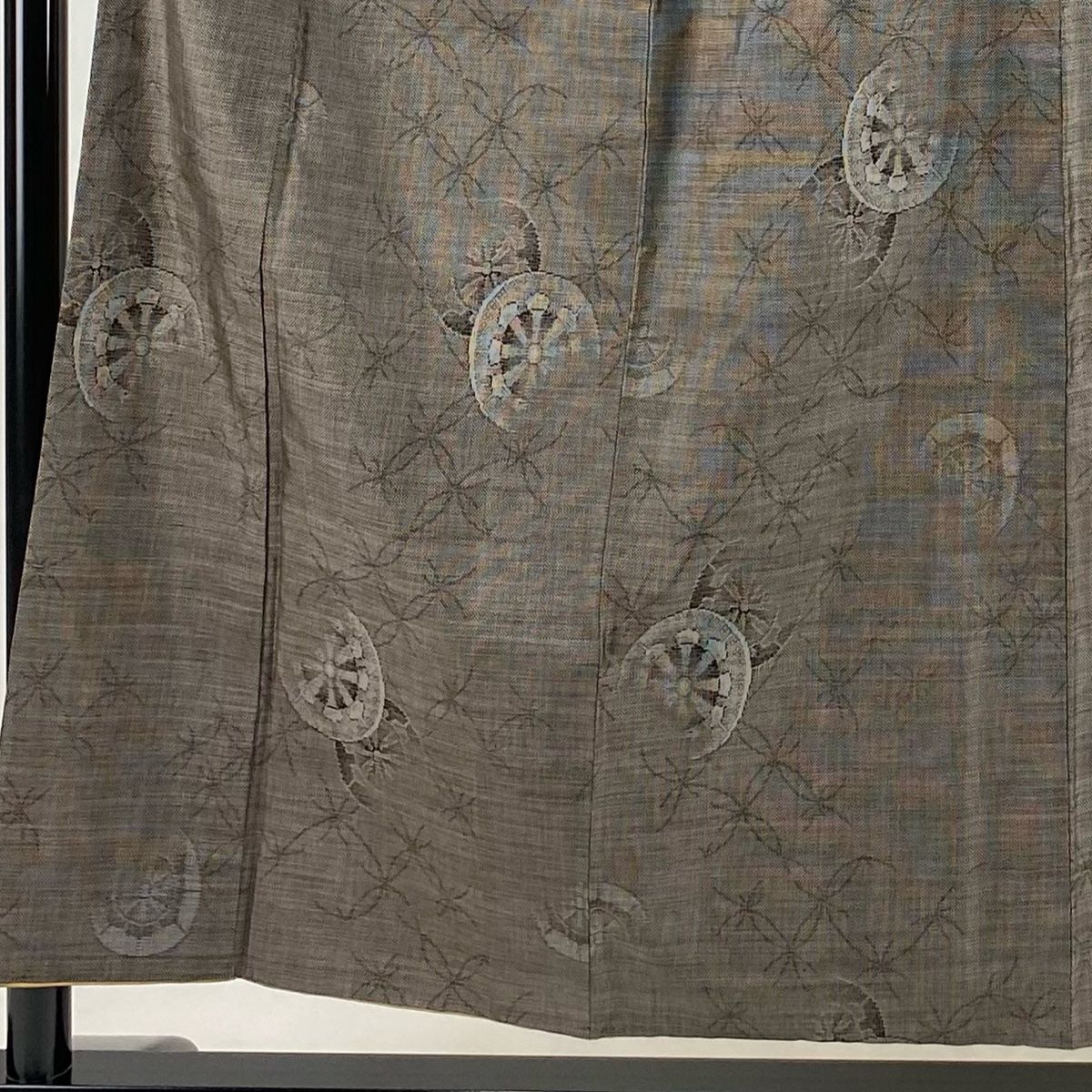 大島紬 身丈158.5cm 裄丈65.5cm M 袷 純泥染 証紙 人物 霞 焦茶色 正絹  