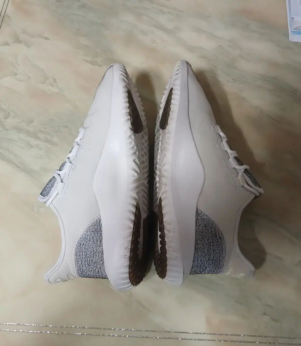 adidas スニーカー