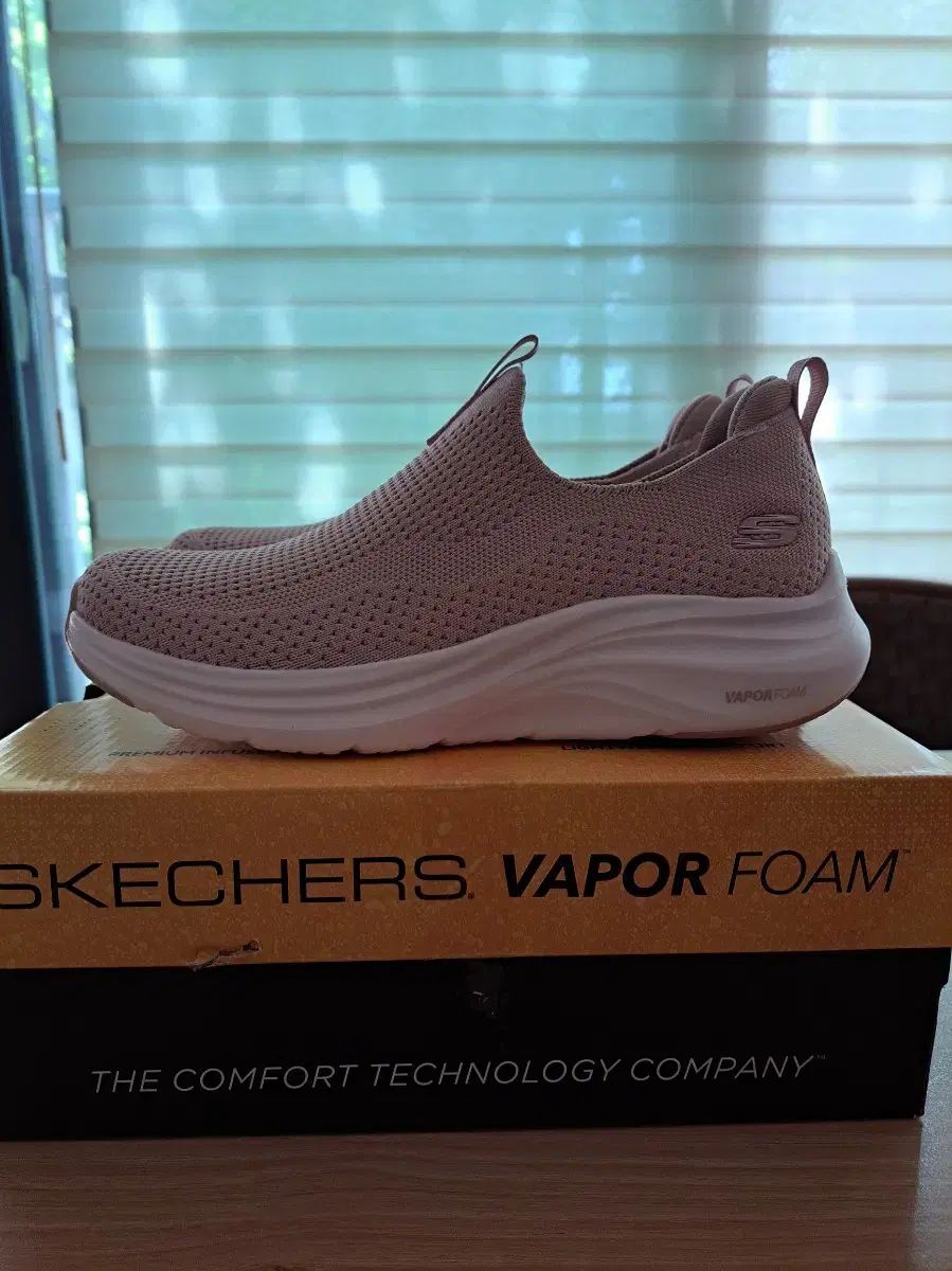 SKECHERS スケッチャーズ レディース ベーパーフォーム 235
