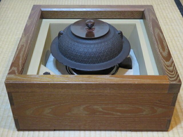 五月◆特売品 本炉サイズ女桑電熱置炉 灰形カバー五徳付電熱器600ｗと 佐藤清光作 桜川地紋 平羽付釜 置炉用 税込