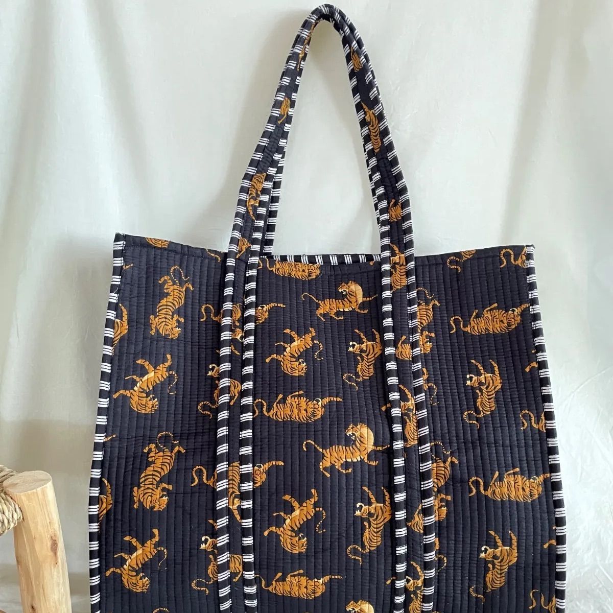 ヤンチェオンテンバール　 モノグラムロゴトートバッグ　ブラック ヤンチェオンテンバール モノグラムロゴトートバッグ ブラック 2025年