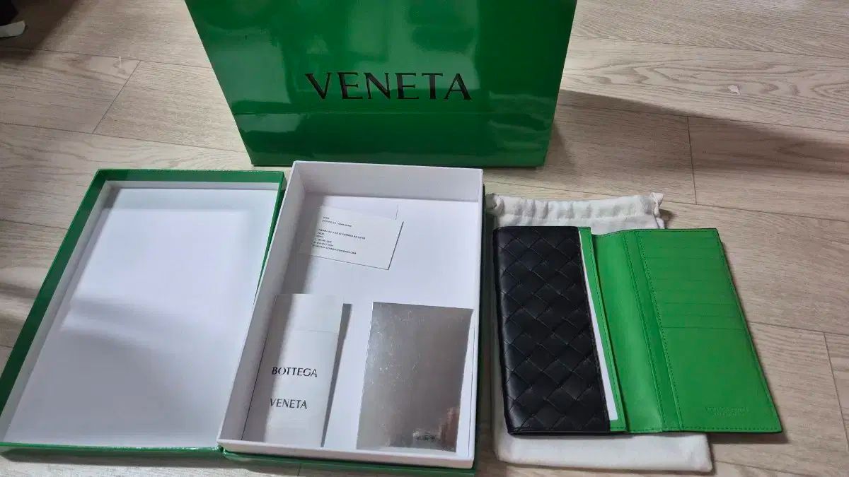 Bottega Veneta ボッテガヴェネタ 長財布 ブラック グリーン
