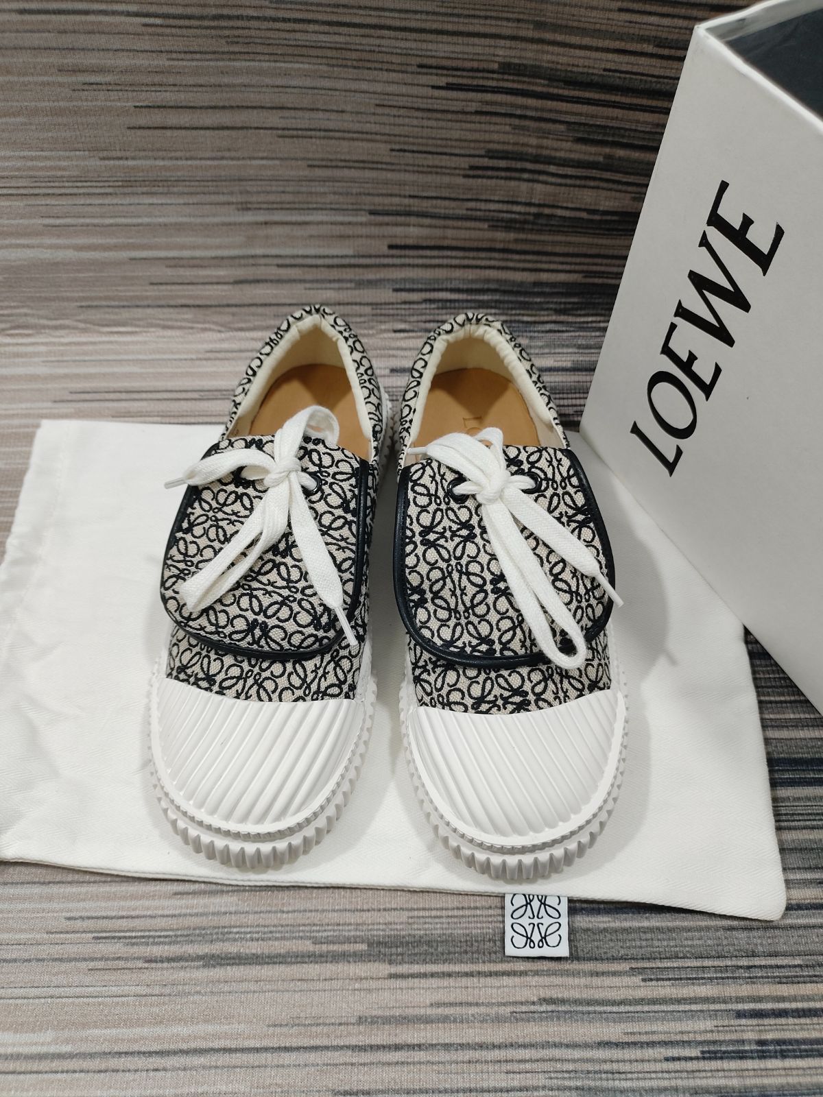 お値下げ中?【即決可】LOEWE(ロエベ)靴シューズ/スニーカー 