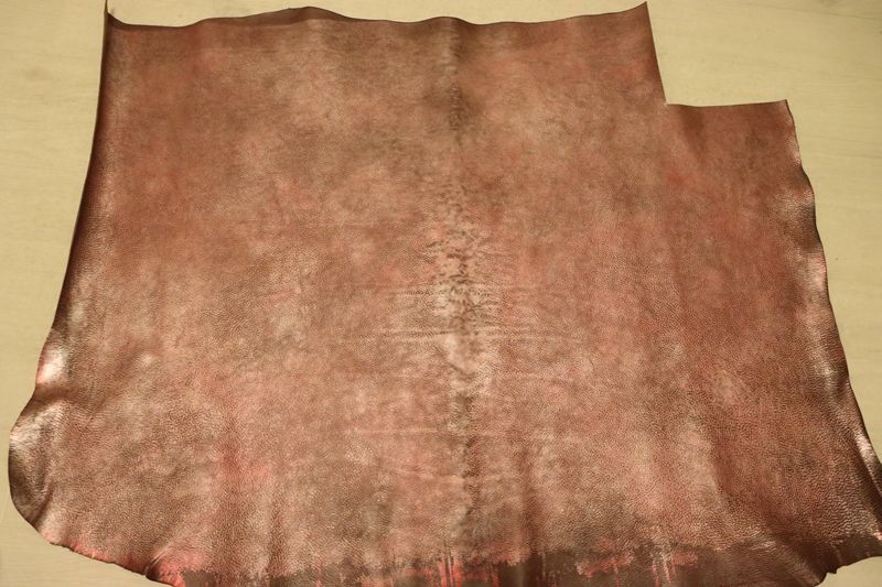 ボルドー系 110ds ヌメ革 ショルダーレザー 牛革 イタリア レザー 箔貼り加工 はぎれ 一枚革 レザークラフト 革 皮 本革 diy 生地 材料