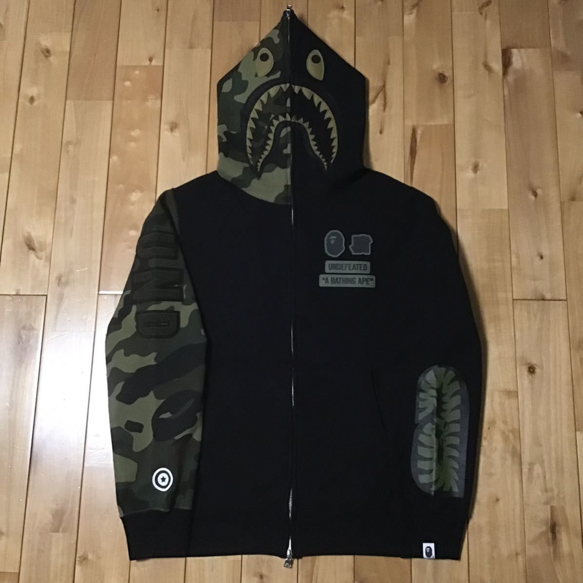 A bathing ape undefeatedコラボ シャークパーカー