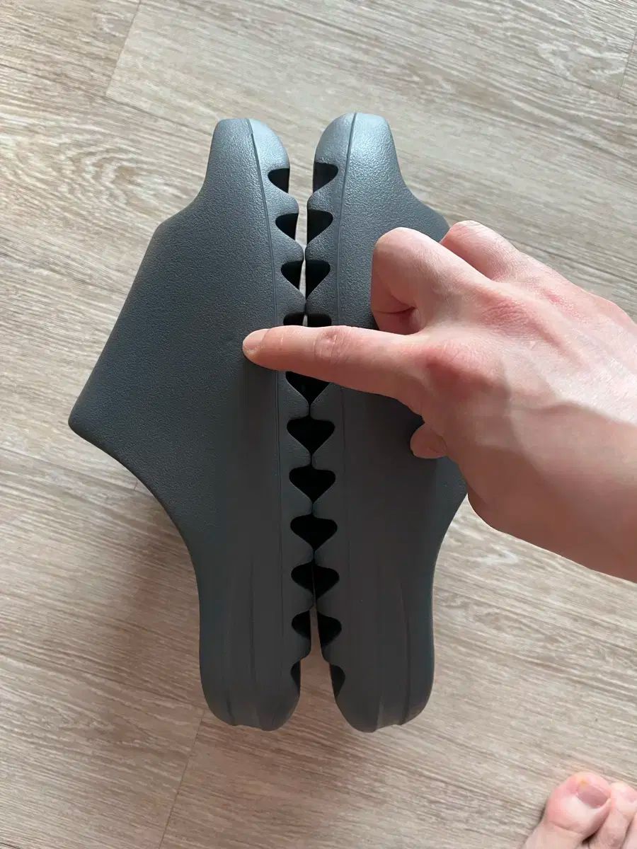 【極美】adidasアディダスYEEZYSLIDEスレートグレーイージースライド adidas YEEZY SLIDE “SLATE GREY”が国内3月21日に再販［ID2350］ | UP