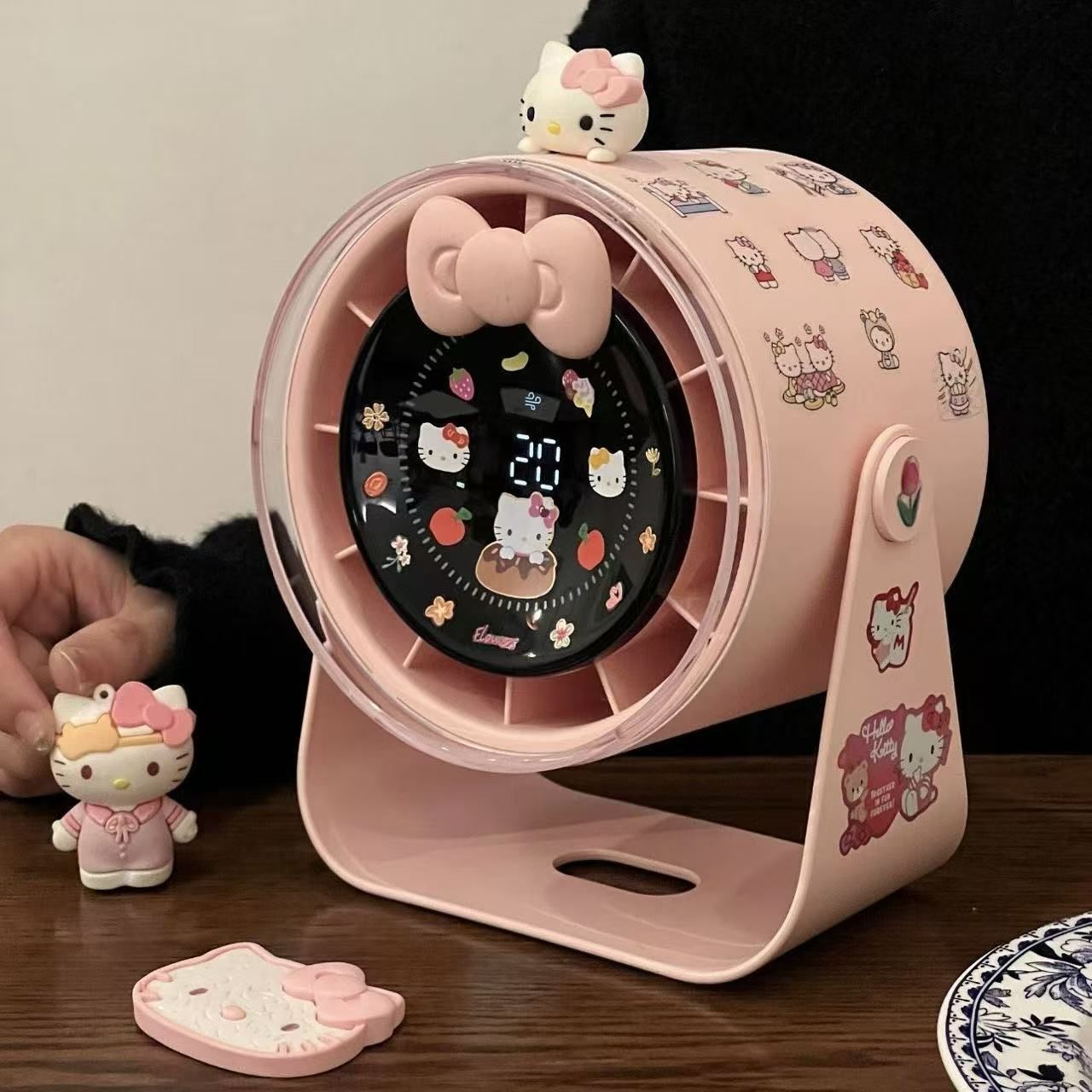 サンリオ公式 ハローキティ USB充電式デスクファン 静音設計 デジタル表示 オフィス|女子向け 誕生日プレゼント ピンク