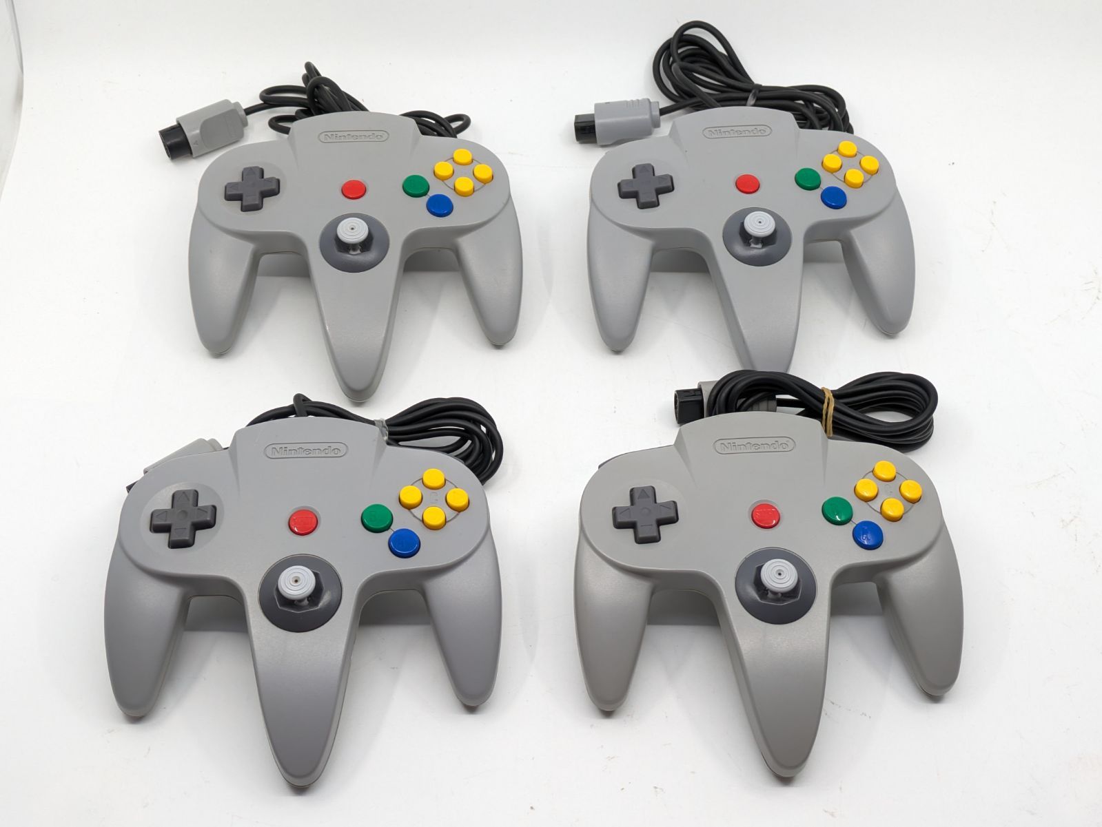 ニンテンドー64 本体＋コントローラー×４＋人気ソフト３本マリカースマブラ007 ニンテンドー64 本体＋コントローラー×4＋人気ソフト3本