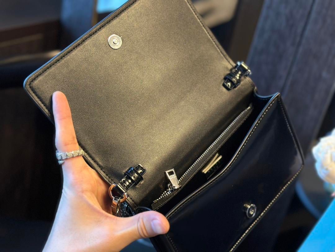 PRADAプラダの超美しいブラックショルダーバッグ