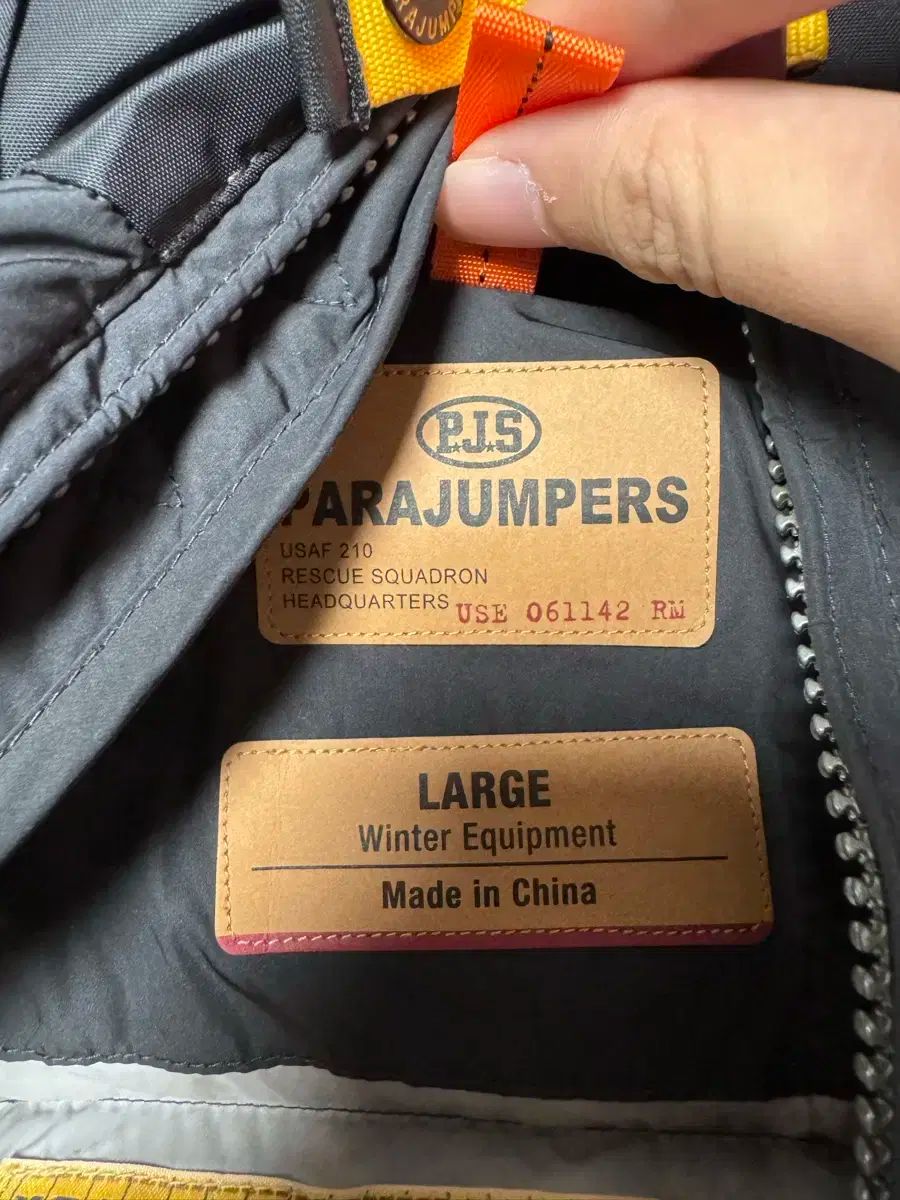 PARAJUMPERS