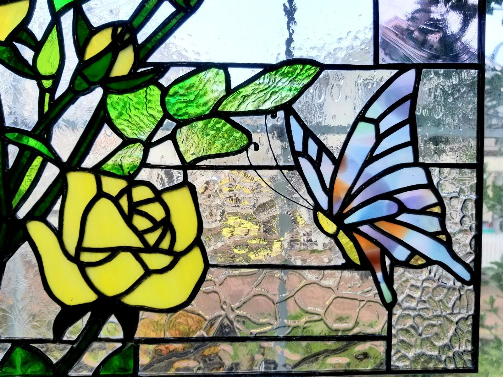 ステンドグラス　黄色い薔薇と蝶のパネル(木枠、スタンド付)