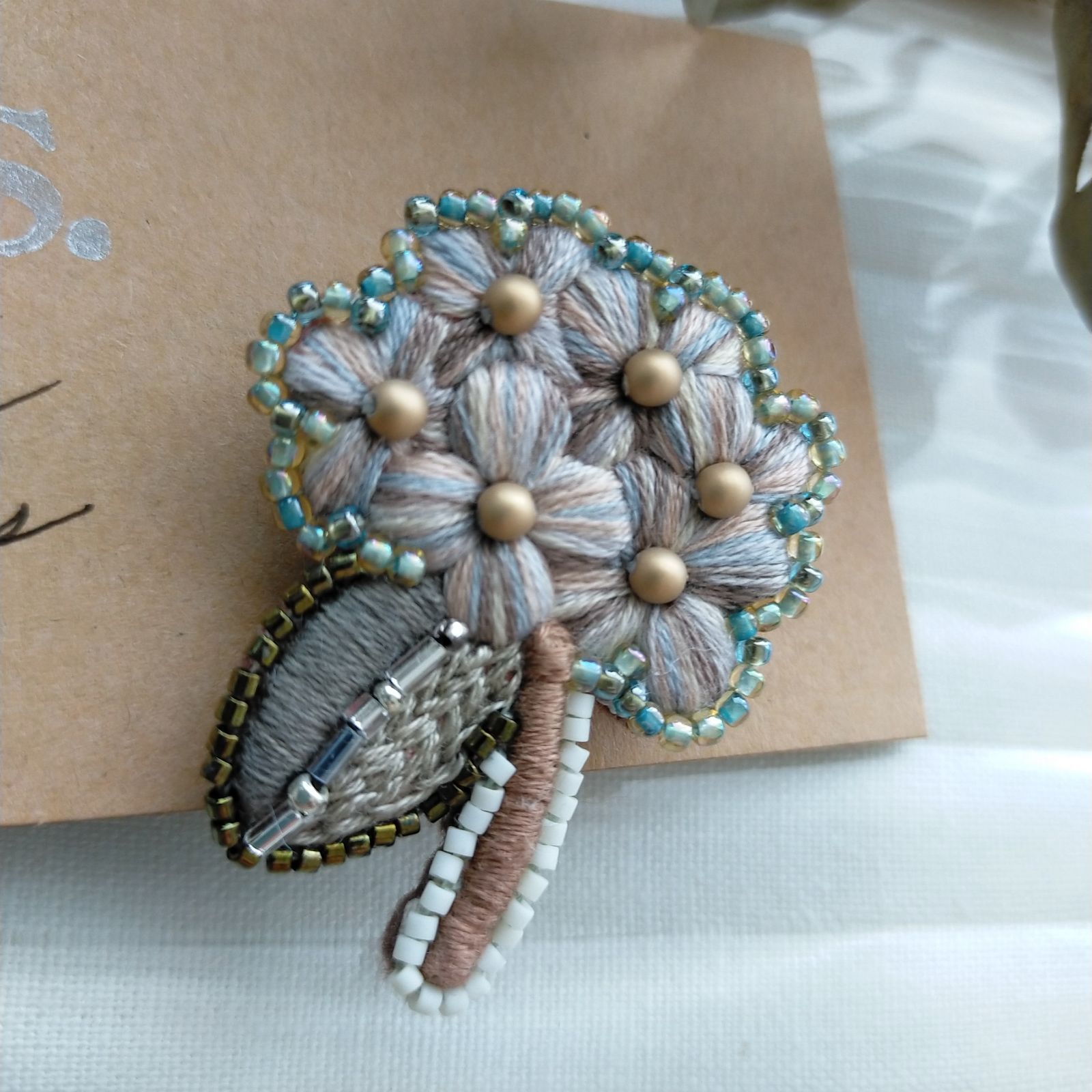 梅雨を彩る紫陽花ブローチ 手刺繍ブローチ - メルカリ 