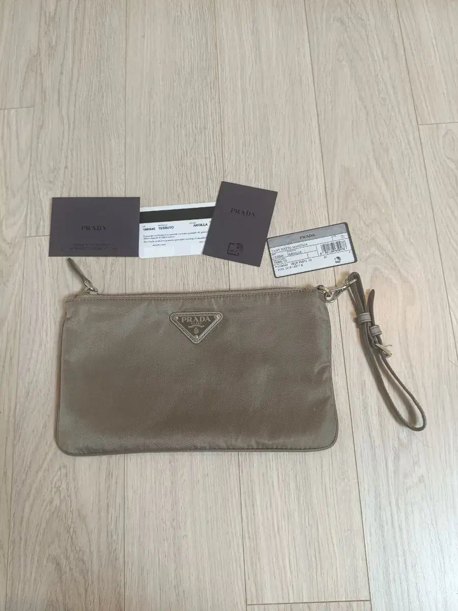 PRADA テスート ストラップ ポーチ クラッチ