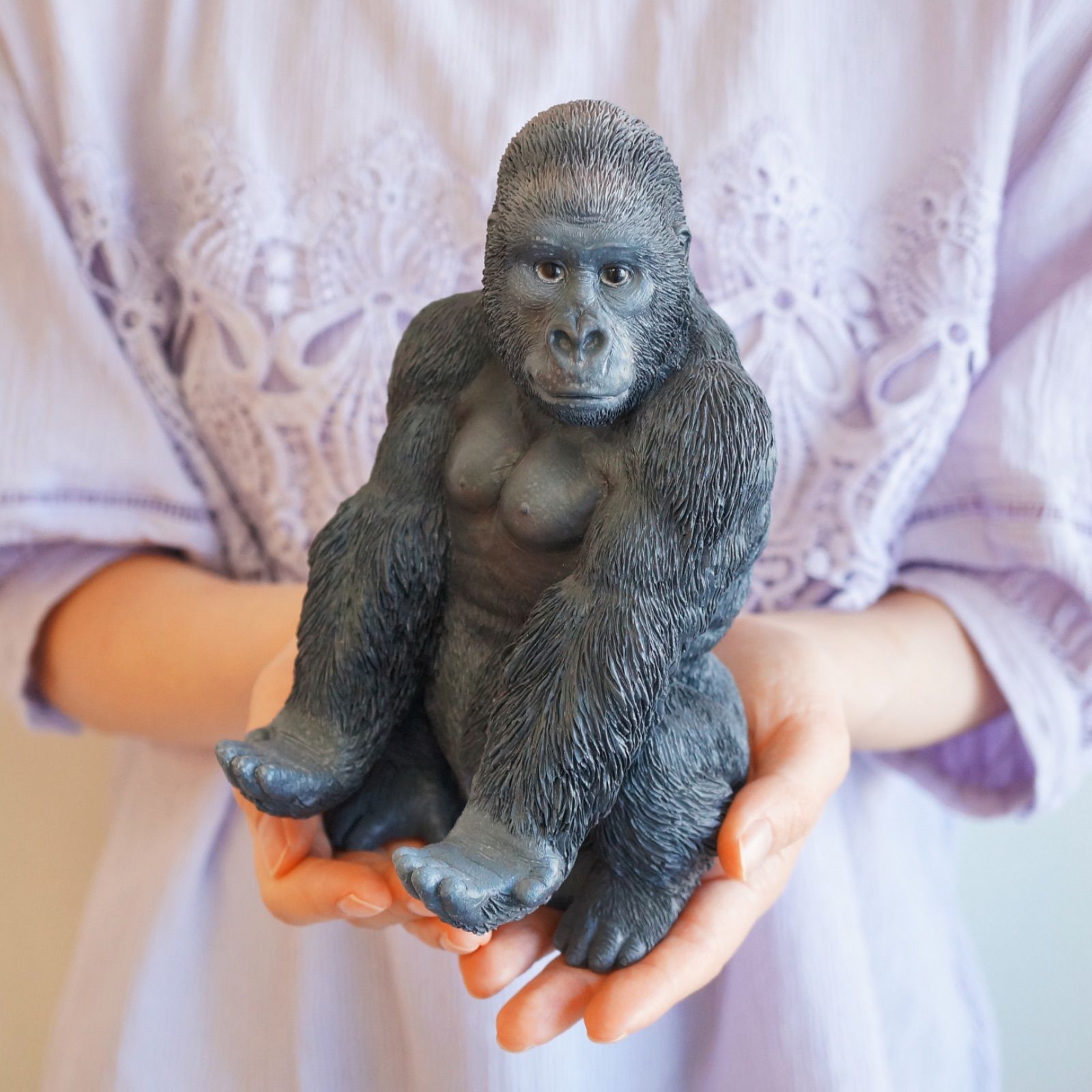 細かな部分までリアルにこだわった ゴリラのスマホスタンド