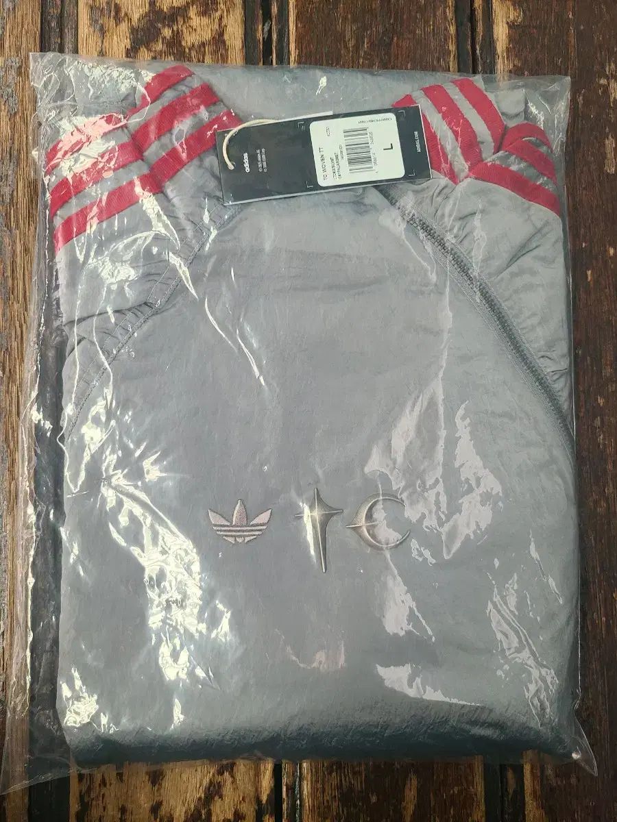アディダス x サグクラブ ウーブン トラックジャージ ライト オニキス シルバー メタリック