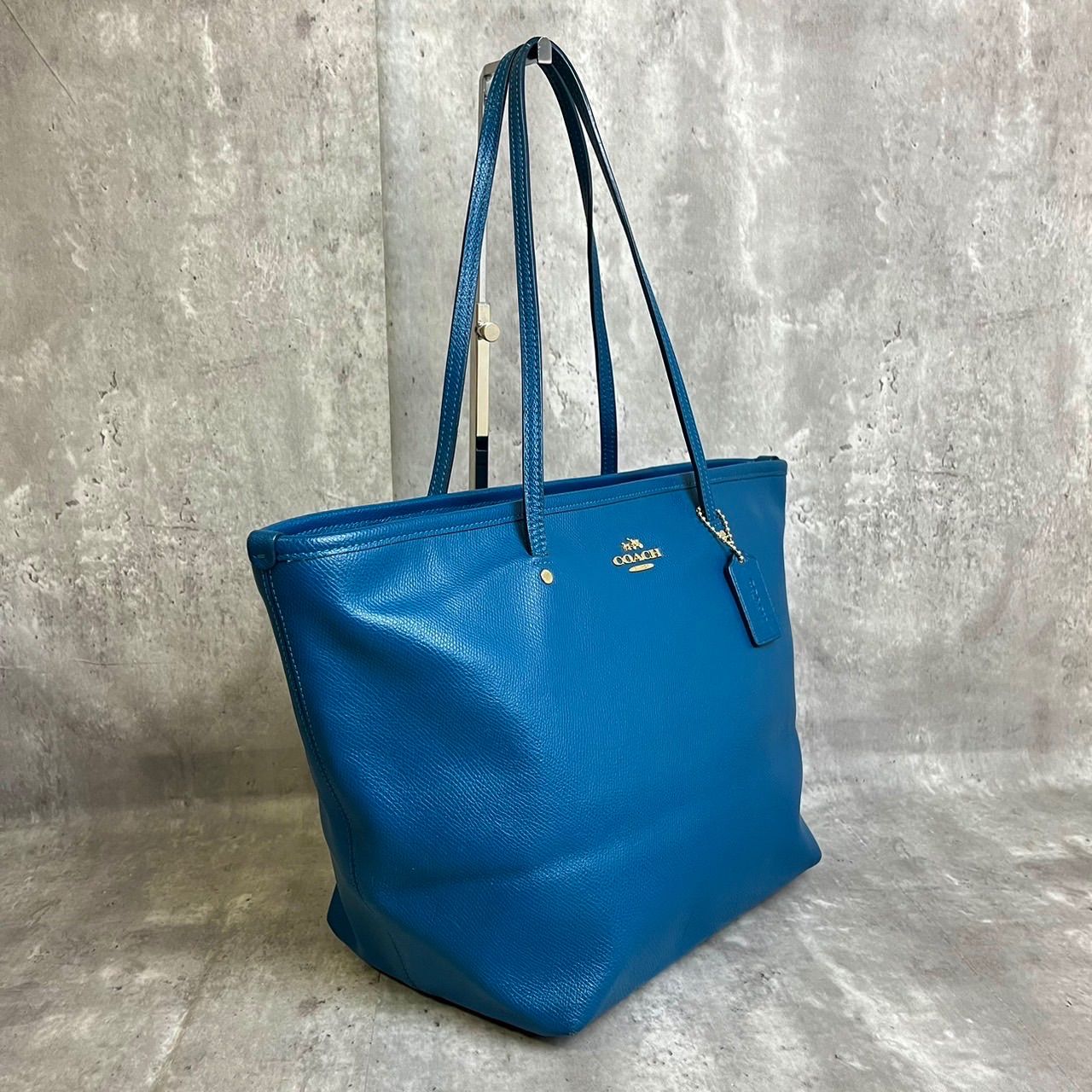 【美品】コーチ　トートバッグ　ゴールド馬車金具　　チャーム　肩掛け　レザー　上品 COACH コーチ トートバッグ ハンドバッグ ロゴ レザー 皮革 黄
