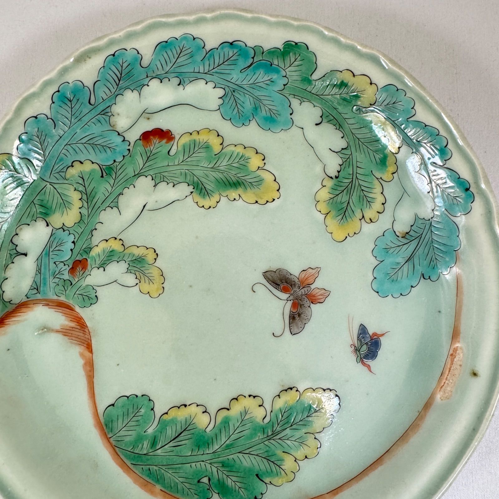 古伊万里、染め付け、青磁輪花、丸紋、人物相対図。中皿。 古伊万里、染め付け、青磁輪花、丸紋、人物相対図。中皿。 古伊万里