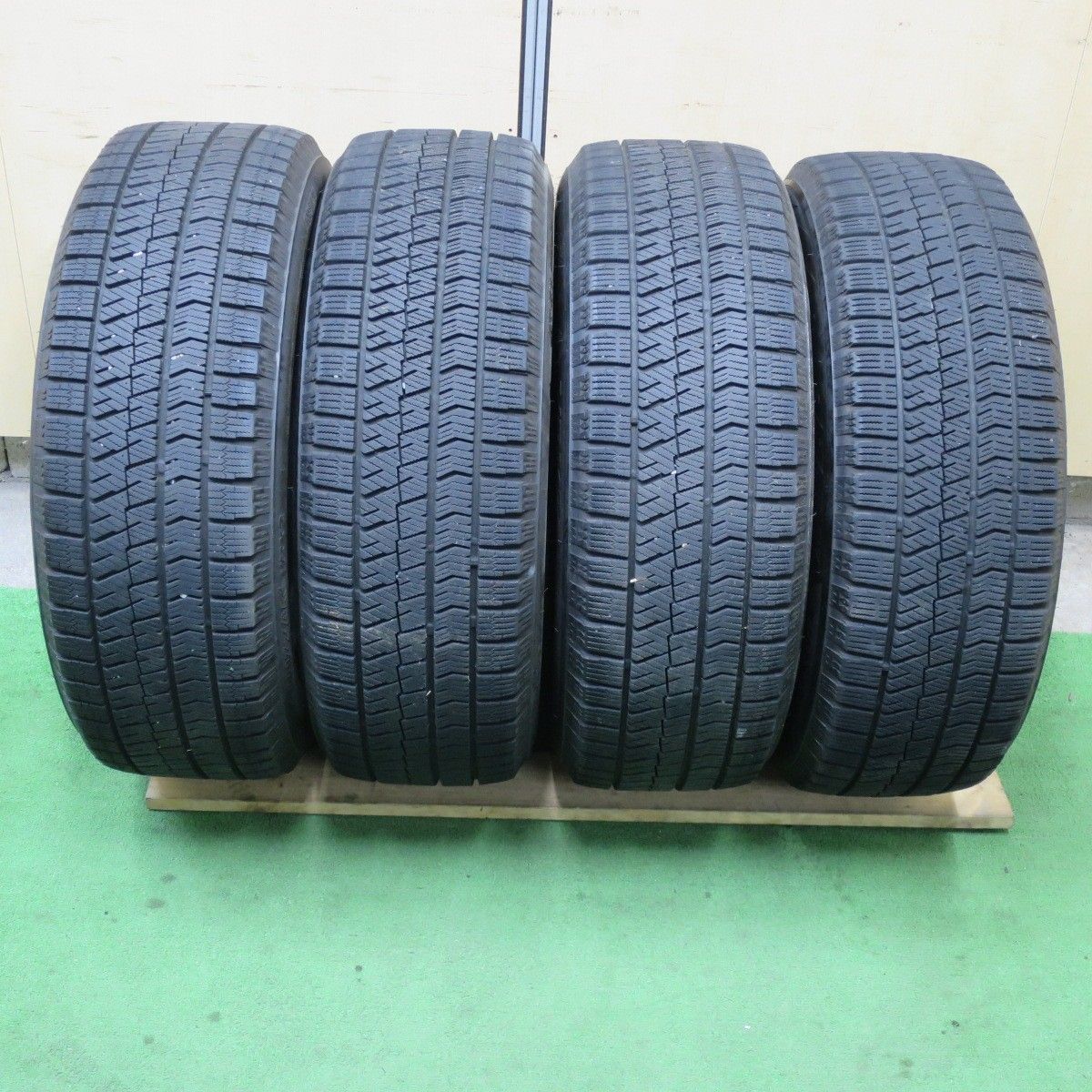 バリ溝！ほぼ10分☆ベンツ ワーゲン 等 205/55R16 スタッドレス