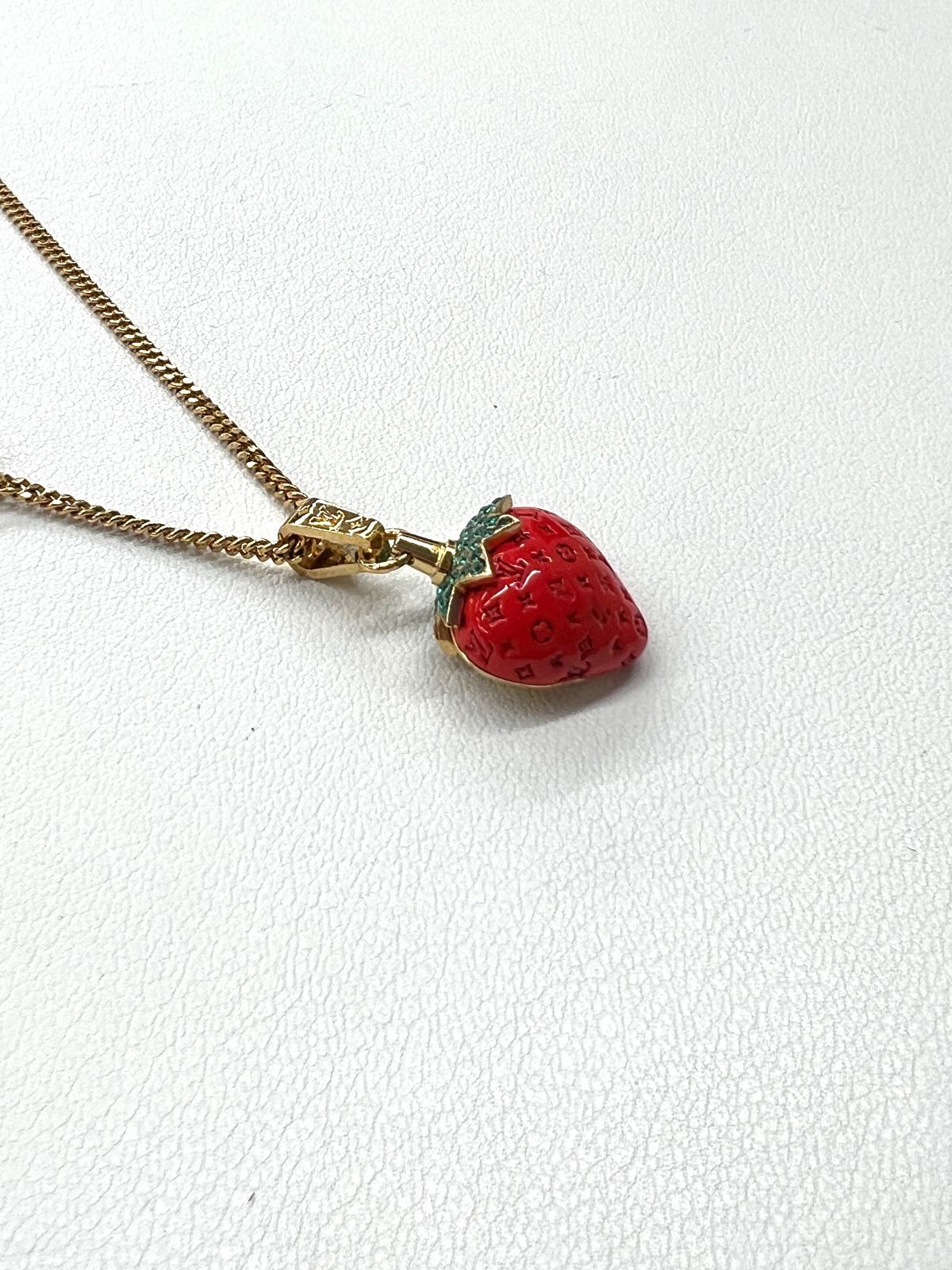 ヴィンテージ ネックレス フルーツモチーフ イチゴ ストロベリー ✨美品✨ルイヴィトン ネックレス LVフルーツ ストロベリー