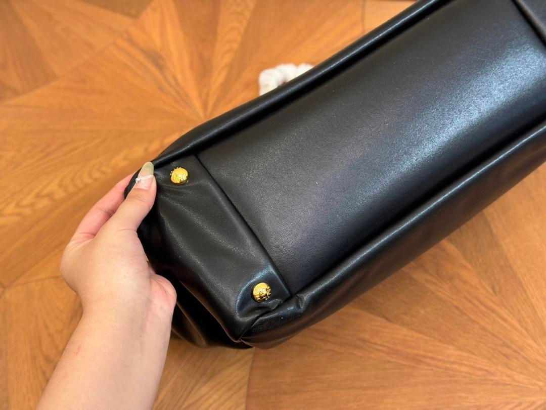 ✨Gカード付き・レア極美品✨プラダ　ショルダーバッグ　サイドポケット　ブラック PRADAプラダの非常に質感のあるブラックショルダーバッグ｜本日