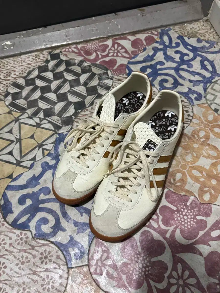 adidas(アディダス) トリエステ 275