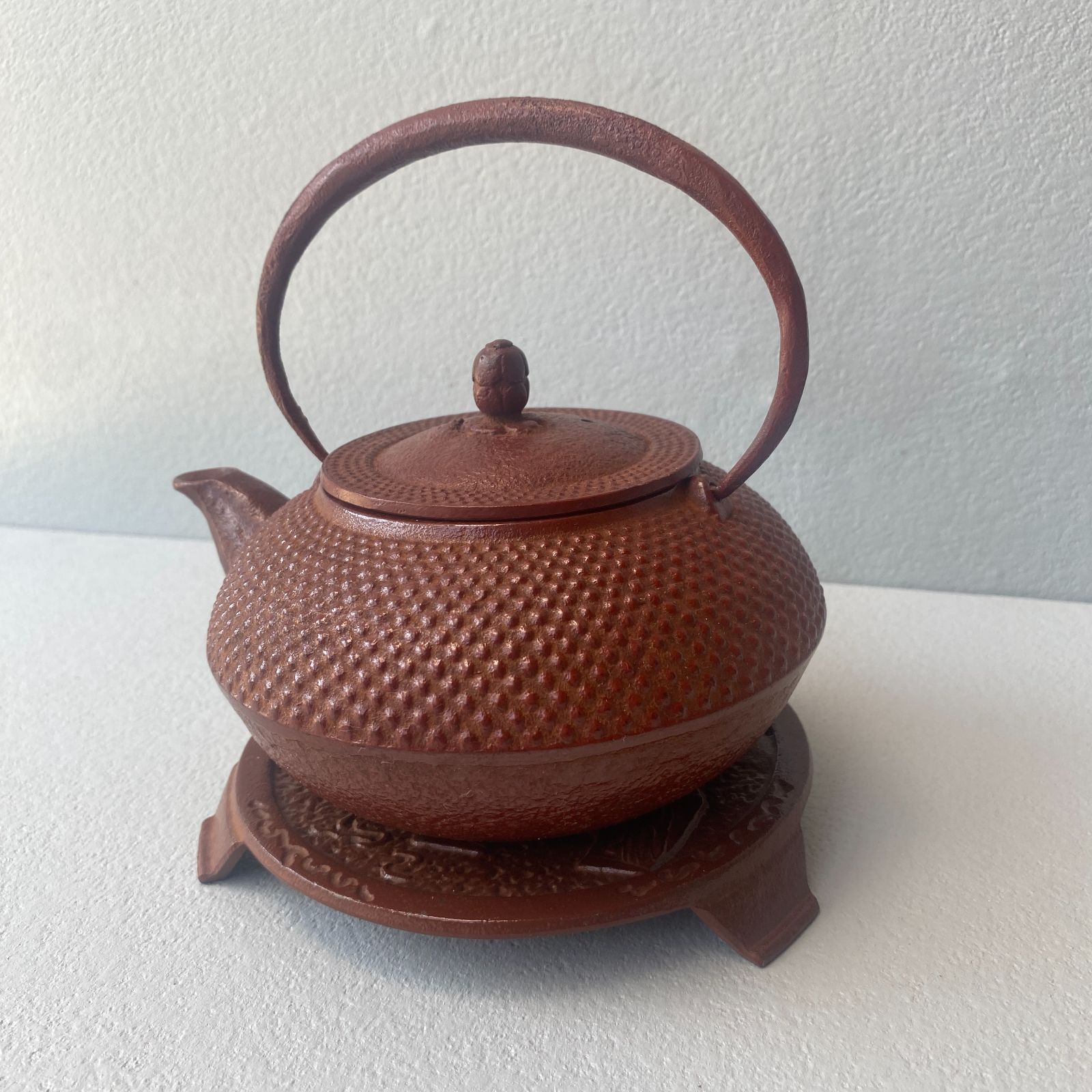 美品★南部鉄器の鉄瓶と鍋敷き　手まり 及春の南部鉄器 手まり0.8リットル 瓶敷セット（直火可）｜雑貨