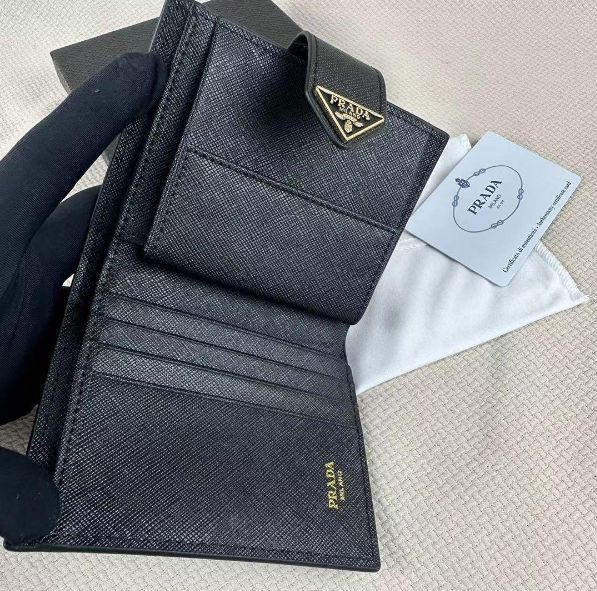 新品 箱付き】PRADA リッチな折り財布✨財布 レザー ブラック - メルカリ