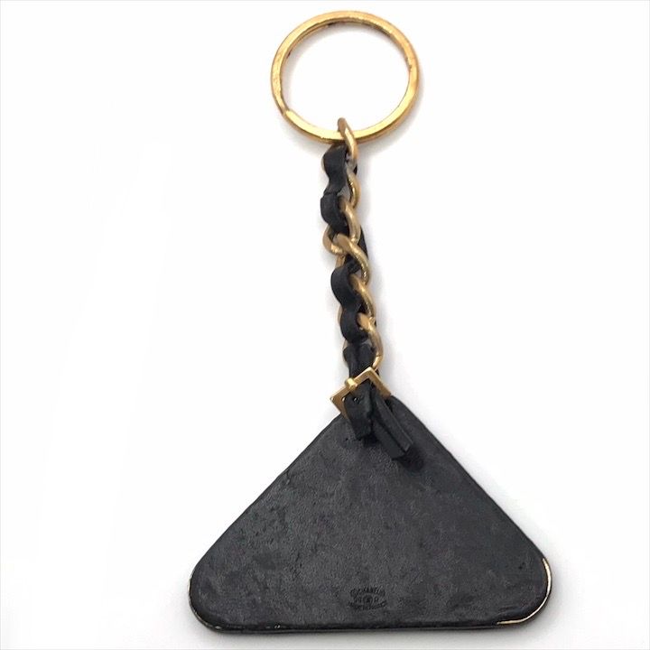良品　CHANEL シャネル　ロゴプレート　キーホルダー　チャーム CHANEL シャネル ロゴ 三角プレート レザー チェーン キーリング