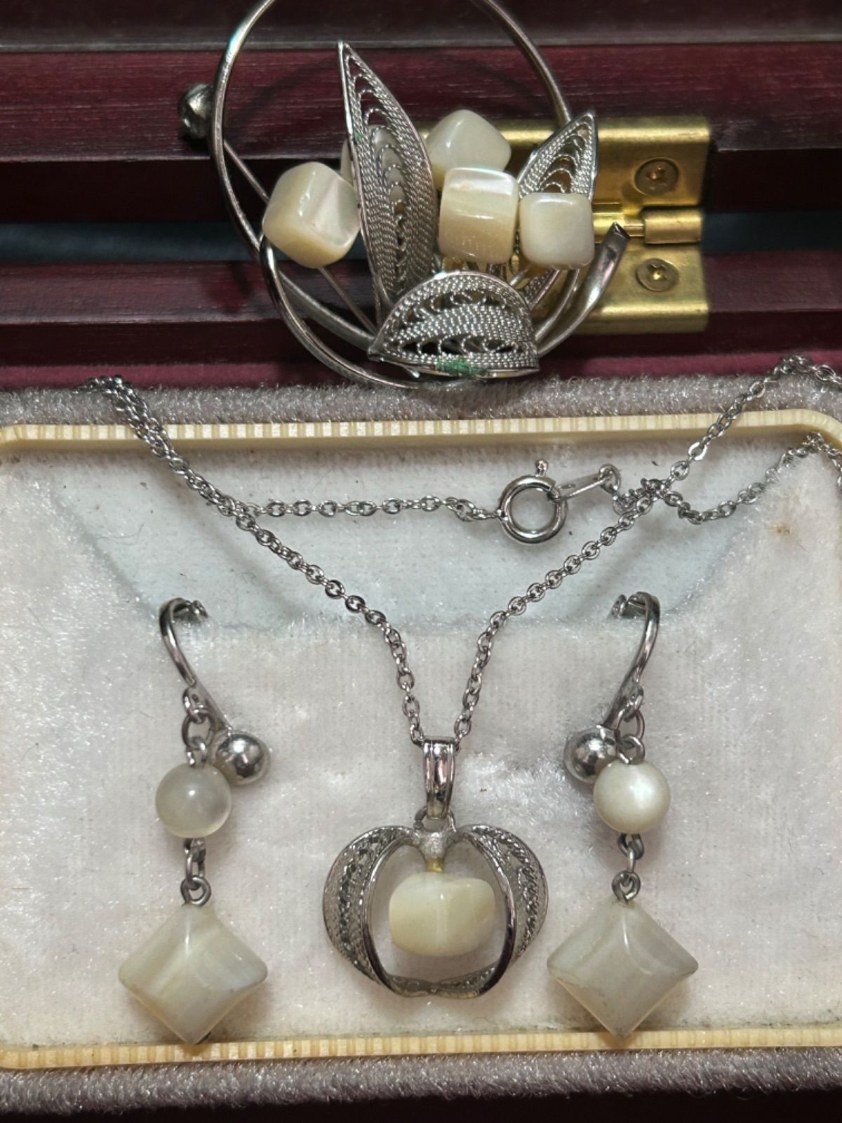 遺品整理 アクセサリー ネックレス ブローチ イヤリング タイピン など 5.4kg ネックレス イミテーション アクセサリー ブローチ