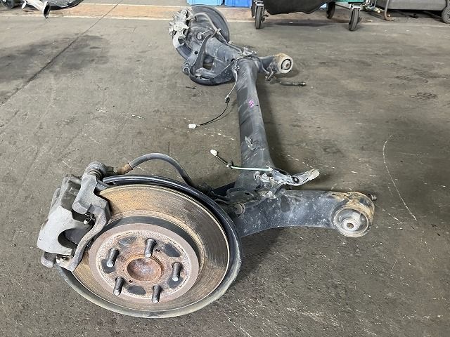 プリウス ZVW30 リアアクスルビーム L 42101-12171 1F7 FFCRYSTALESIA_COM