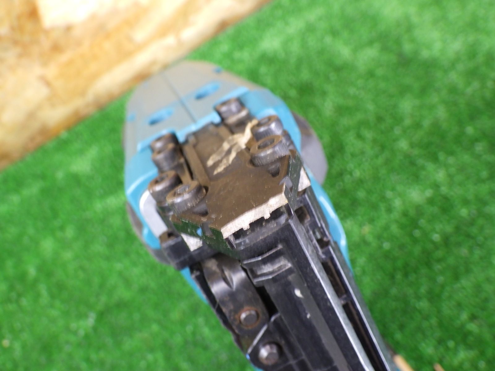 先端が割れています マキタ 35mm 充電式面木釘打機 FN350D ライト点きます 通電しています 現状お渡し makita ジャンク品