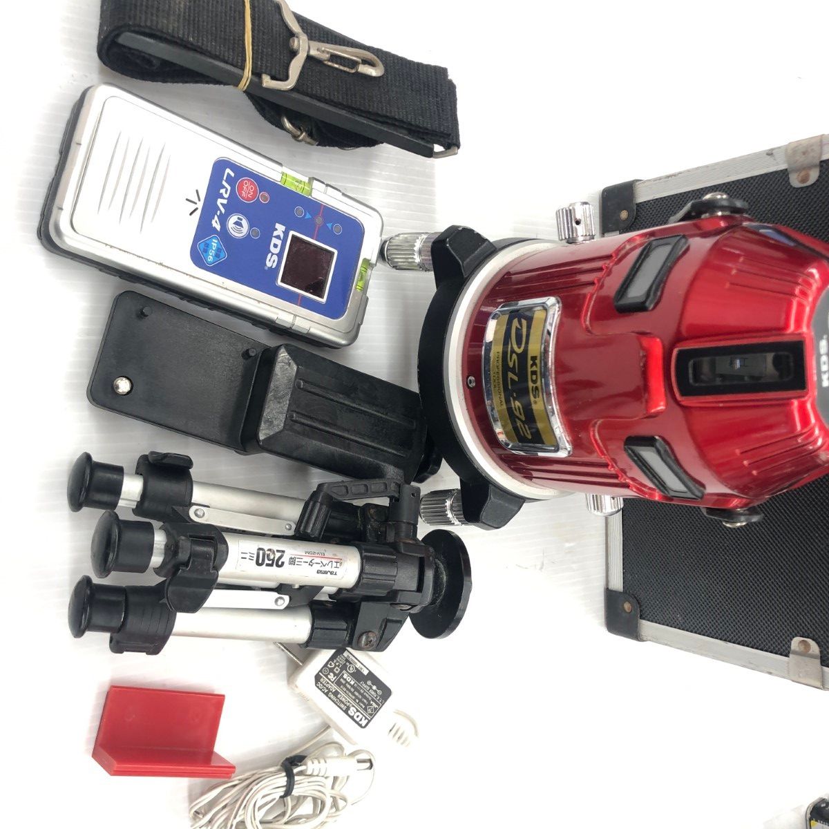 ДД【中古】KDS レーザー墨出し器 程度B 受光機・ケース付 TAJIMAエレベータ三脚・ACアダプター付き DSL-92 レッド やや傷や汚れあり ДД【中古】KDS レーザー墨出し器 程度B 受光機・ケース付 TAJIMA