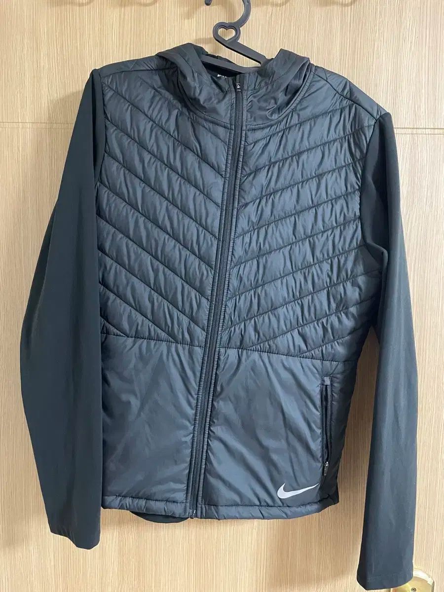 新品 正規品 Nike(ナイキ） エアロロフト ランニング サーマフィット フード付き ジップアップパーカー S M