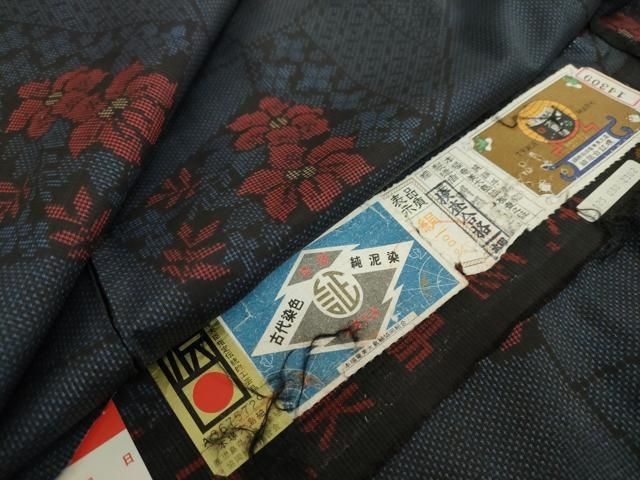 平和屋着物●本場大島紬 古代染色純泥染 7マルキ 石畳草花文 証紙付き 正絹 ♥ DAAW5992ud