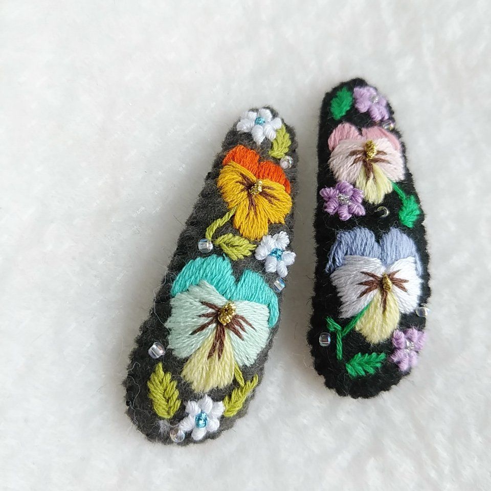 グレー手刺繍♡5センチパッチンピン （猫手刺繍パッチンピン