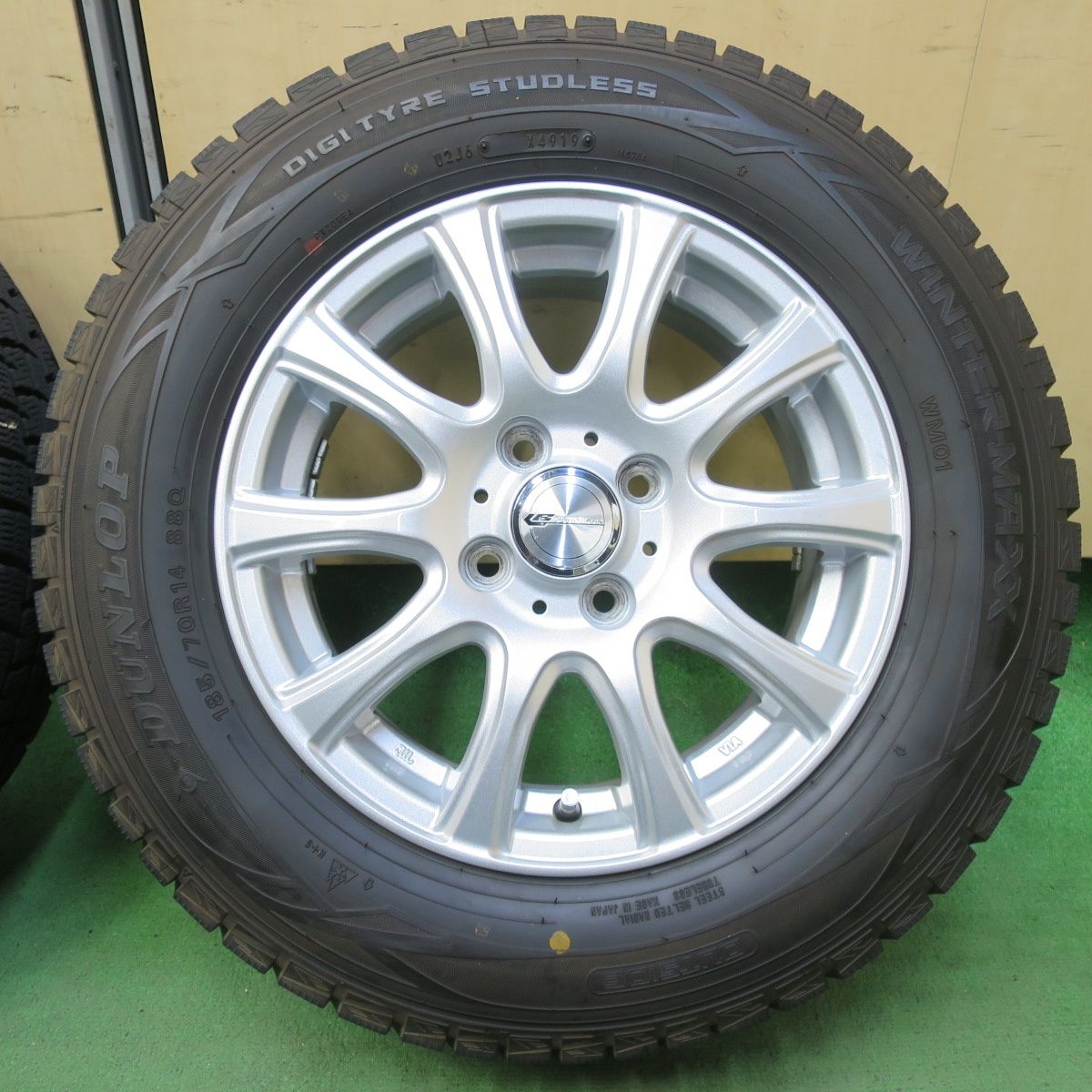 動的な バリ溝 キレイ 9.5分 スタッドレス 185 70R14 ダンロップ ウインターマックス WM01 LAUFBAHN ラウフバーン 14インチ PCD100 4H 5093007イス