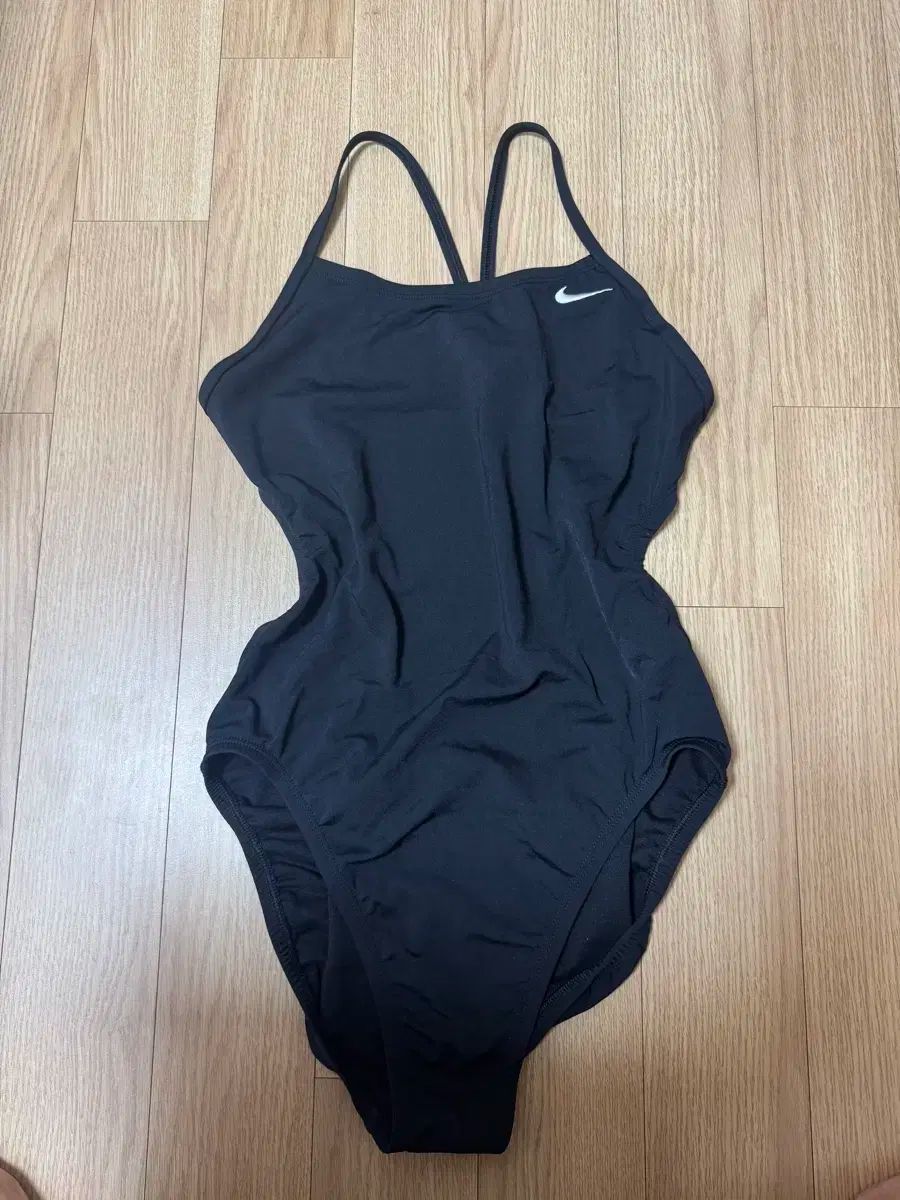 ナイキ カットアウト ブラック 刺繍 ロゴ 32