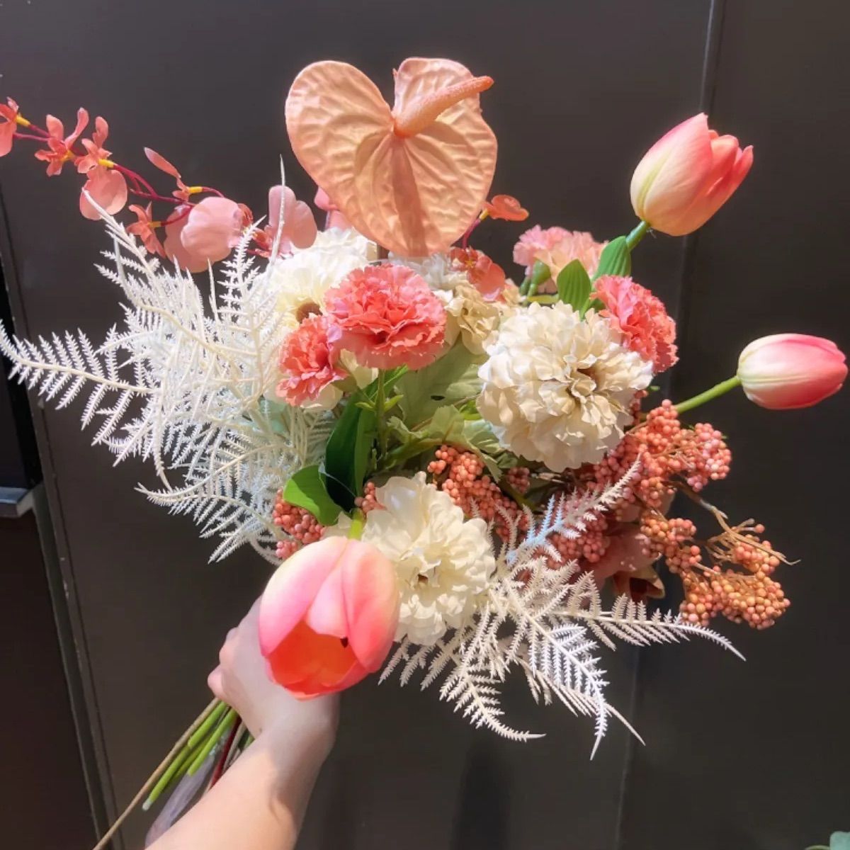 胡蝶蘭】 フープブーケ ブートニア付き （胡蝶蘭と芍薬のティア