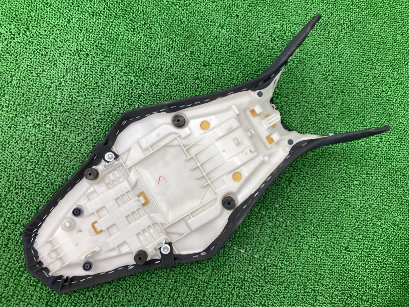 MT-09 シート BS2 ヤマハ 純正 バイク 部品 RN52J シートバンド ブルーステッチ 破れ無し 品薄 車検 Genuine 【中古】 37 MT-09 シート BS2 ヤマハ 純正 バイク 部品 RN52J シートバンド ブルー