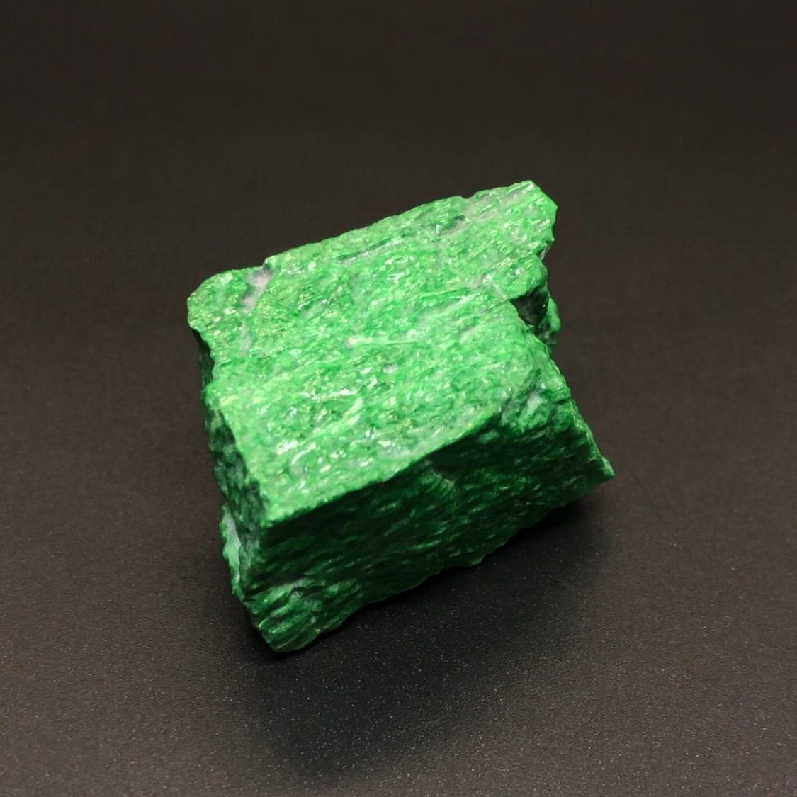 本翡翠 ミャンマー産 乾青（干青）翡翠 原石・置物 グリーン 40.75g