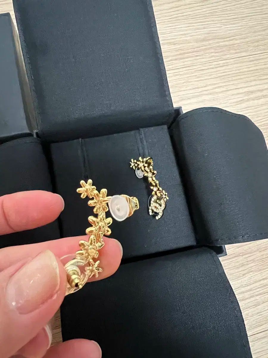 CHANEL シャネル フラワー イヤーカフ 2025 年