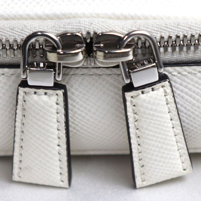 PRADAプラダ 三角ロゴ メンズ ショルダーバッグ サフィアーノ 白タグ PRADA プラダ サフィアーノ 三角ロゴ ショルダーバッグ ホワイト