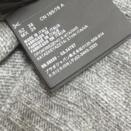 PRADA グレー ニットベスト 38 PRADA グレー ニットベスト 38 中古・古着通販】PRADA (プラダ) ロゴ