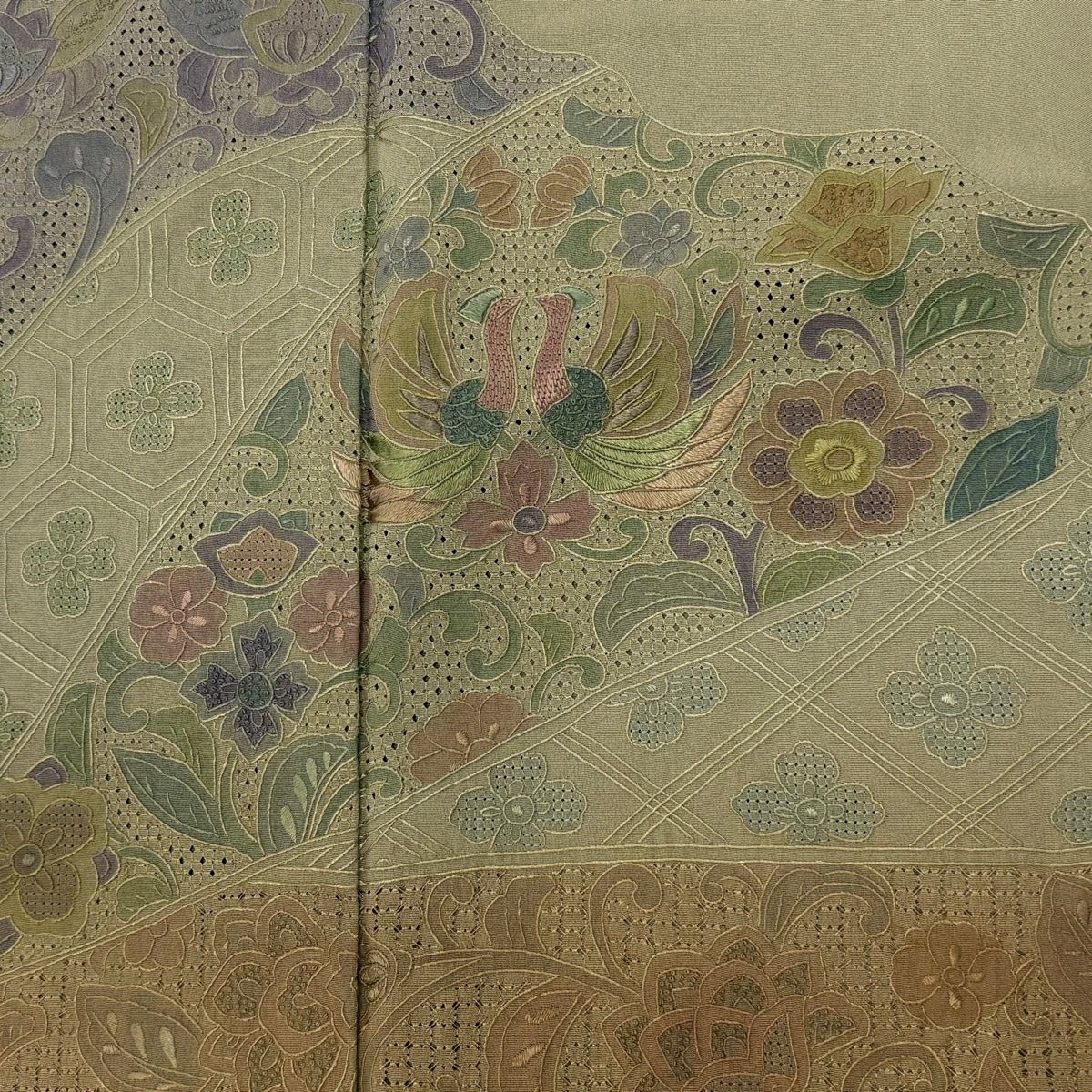 バイセル 美品 名品 訪問着 黒灰 草花 花唐草 熨斗 金彩 正絹 袷（10月～5月） 164cm Mサイズ ☆☆☆☆ 訪問着 身丈162cm 裄丈65cm M 袷 翠山刺繍 草花 花唐草 刺繍 灰茶 正絹