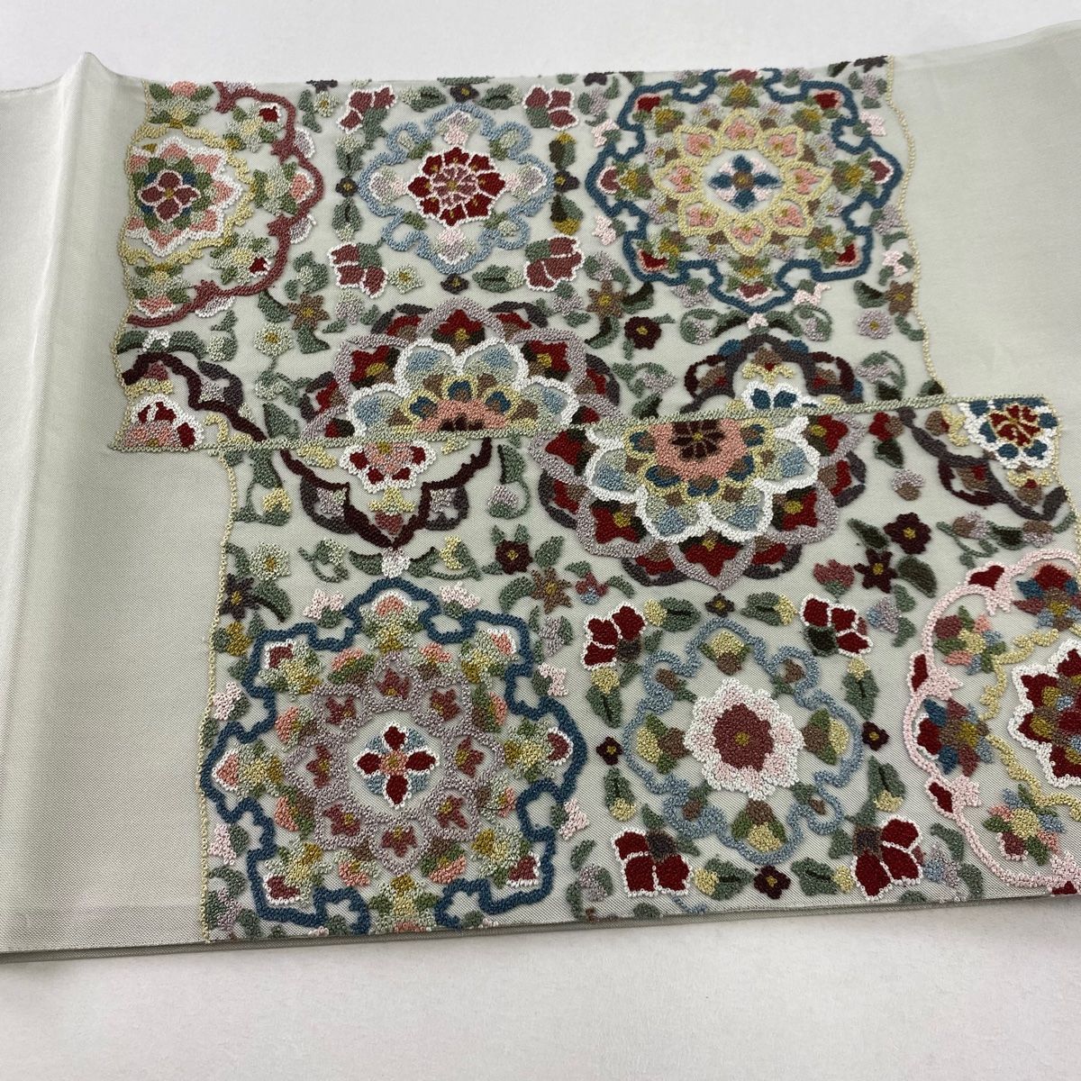 華 袋帯 お太鼓柄 花 グレー 袋帯 秀品 関西仕立て 扇 草花 刺繍 灰白 お太鼓柄 正絹 【中古