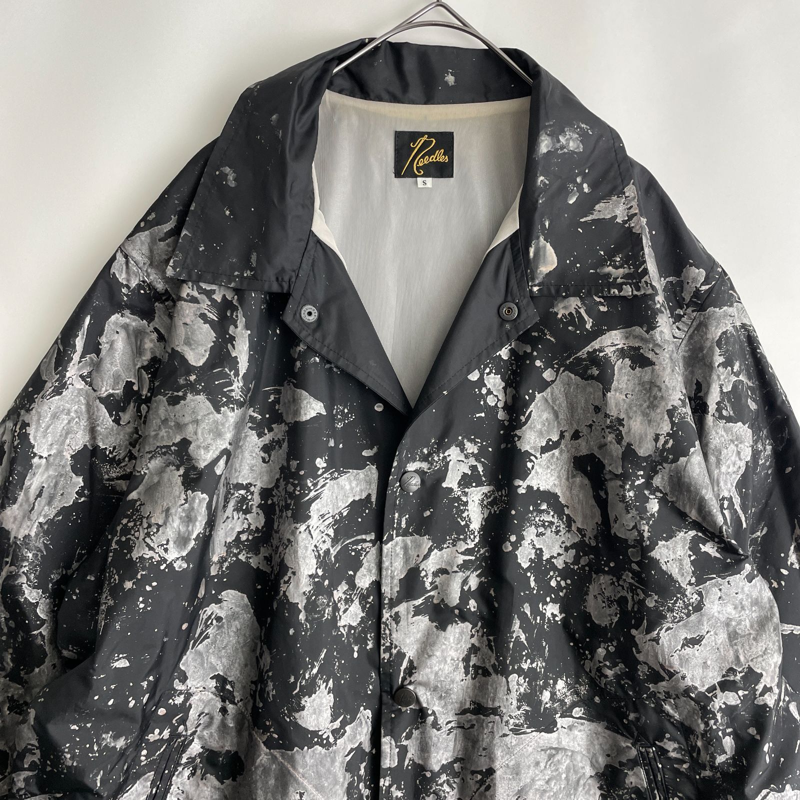 NEEDLES -Coach Jacket Poly Taffeta Reflective Paint- size/S (tb) 大きめ ニードルズ コーチ  ジャケット ブルゾン プリント ブラック 黒 - メルカリ