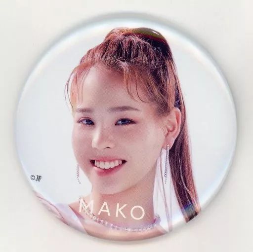 NiziU マコ Step and a Step 缶バッジ 中古】バッジ・ピンズ MAKO(ポニーテール) ランダム缶バッジ