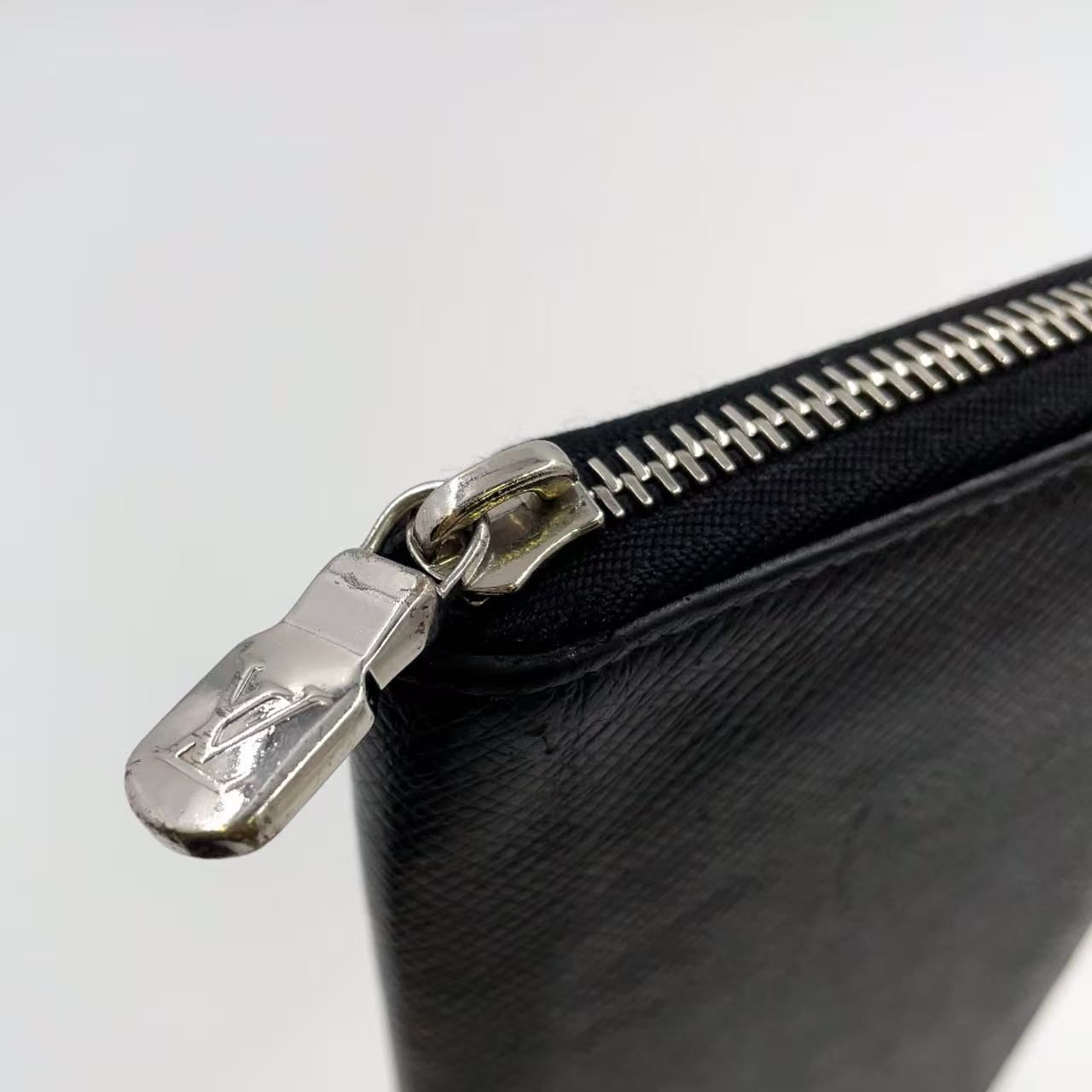 ほぼ新品✨ルイヴィトン タイガ ジッピーウォレット ヴェルティカル アルドワーズ ルイヴィトンジッピーウォレット ヴェルティカル 14136 ノワール