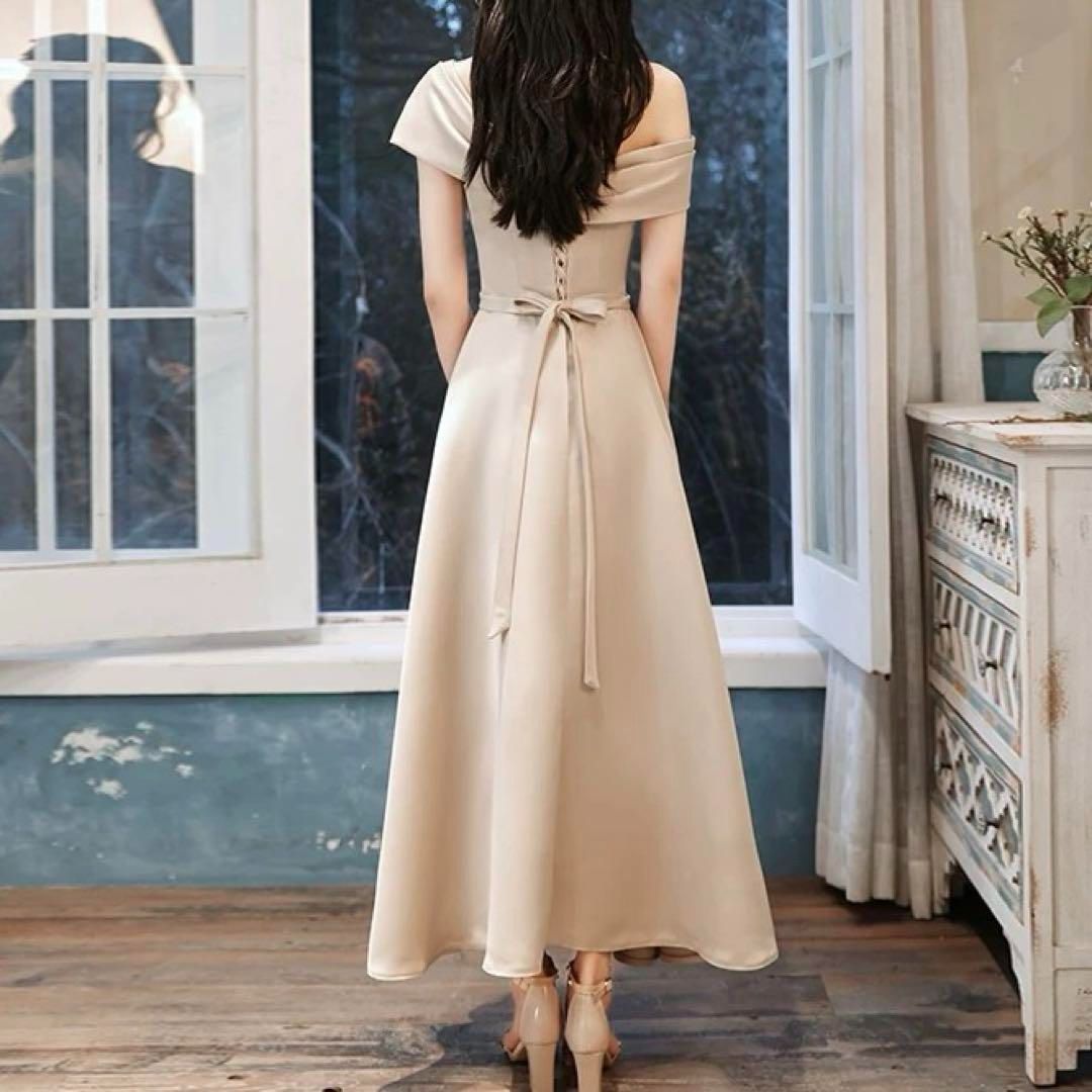 シンプルオシャレなワンショルダーのロングドレス
