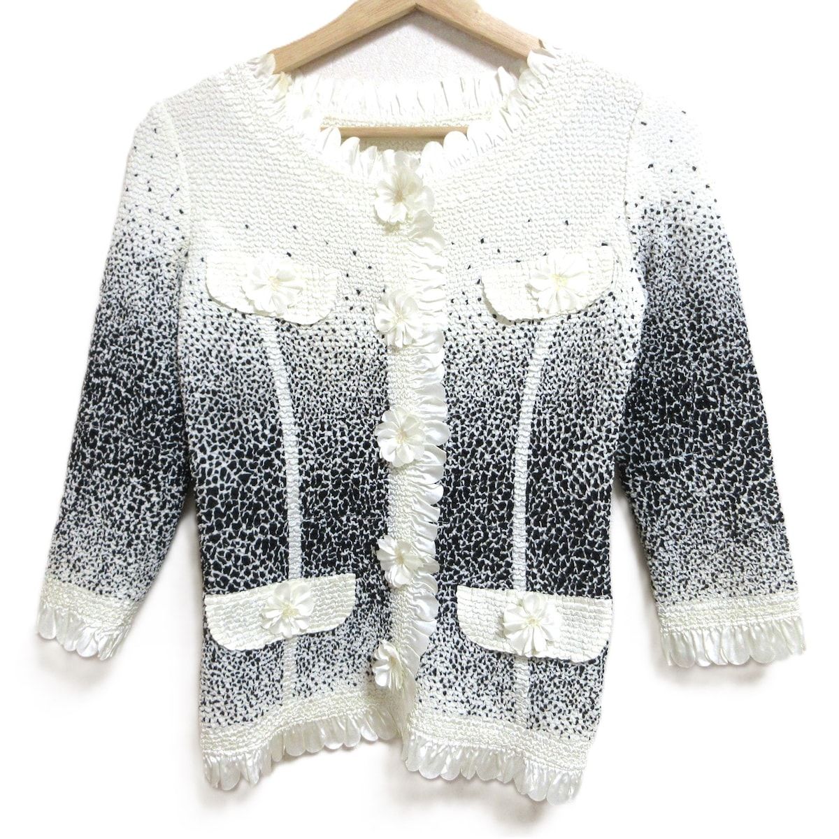 ノコオーノ刺繍スパンコール40トップス　ホワイト/ブラック ノコオーノ刺繍スパンコール40トップスホワイト/ブラック